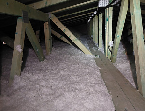 Zateplení stropu novostavby rodinného domu pomocí foukané izolace